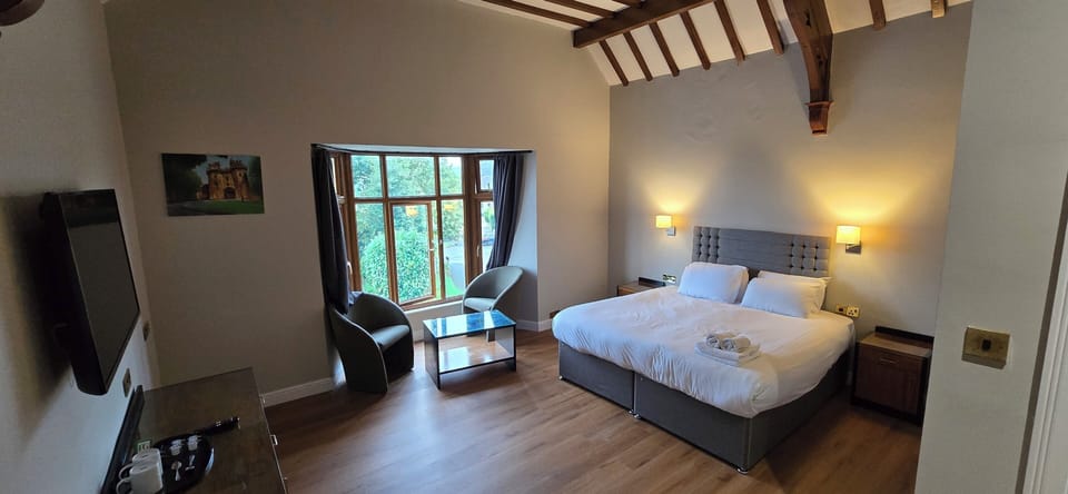 Suite, 1 King Bed, Non Smoking | Individually furnished, desk, soundproofing, iron/ironing board
