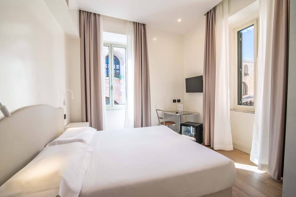 Double or Twin Room, Annex Building | Hypo-allergenic bedding, in-room safe, blackout drapes, soundproofing