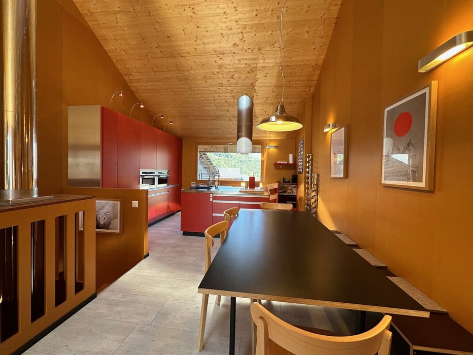 Cosy dining room overlooking the open kitchen