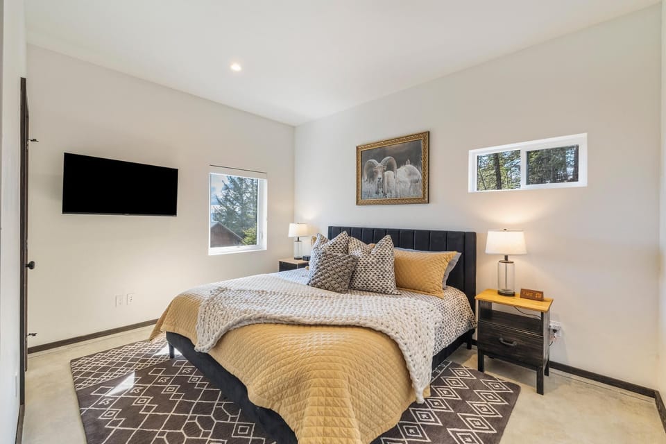 Guestroom (Downstairs) with King Bed