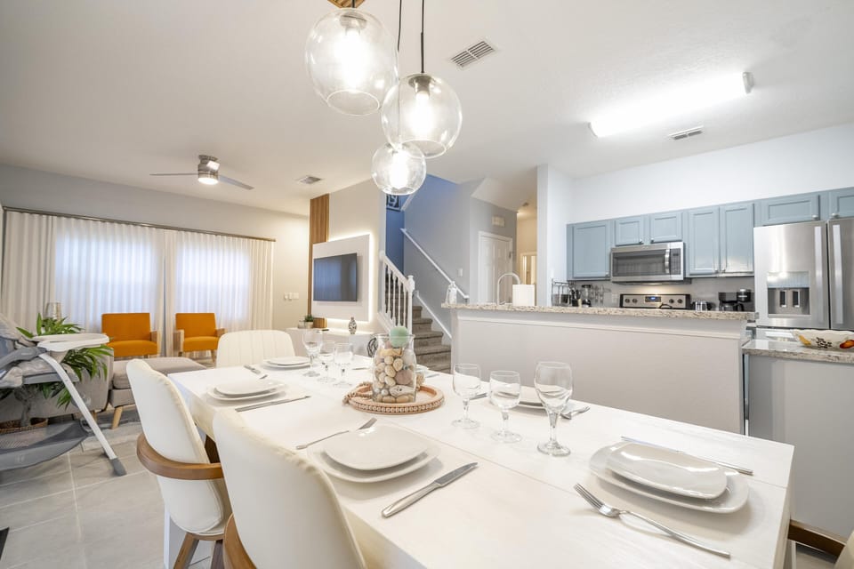 Open floor plan / Dining Table for 6