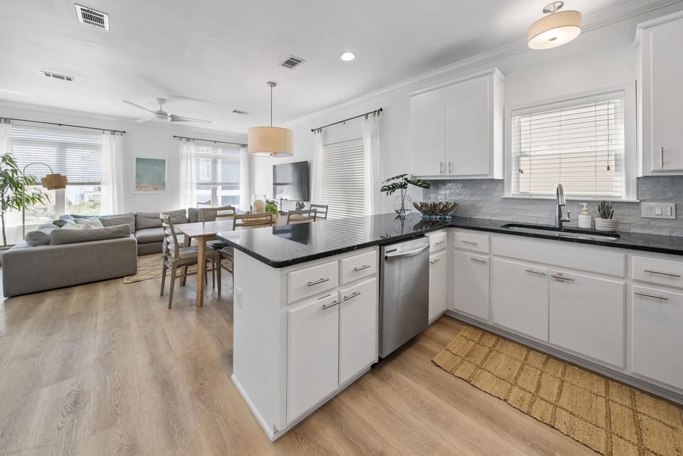 House, Multiple Beds, Patio | Private kitchen | Fridge, microwave, oven, stovetop
