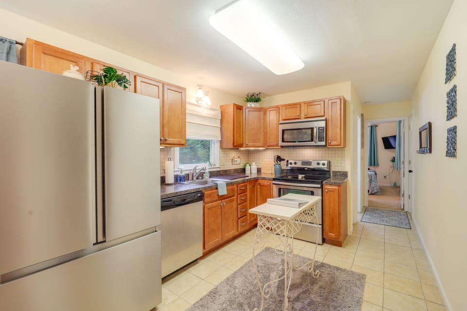 Kitchen | Equipped w/ Cooking Basics