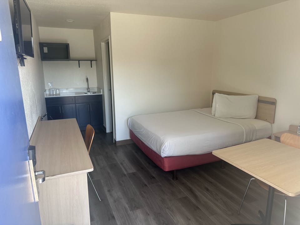 Deluxe Room, 1 Queen Bed | Desk, bed sheets