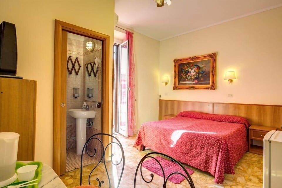 Double or Twin Room | In-room safe, desk, laptop workspace, blackout drapes