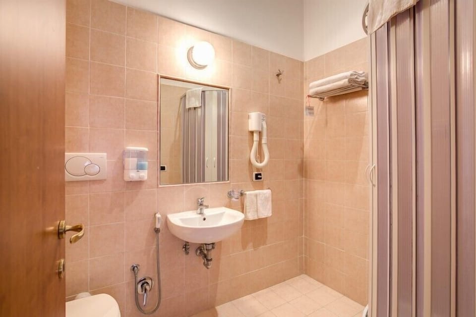 Double or Twin Room | In-room safe, desk, laptop workspace, blackout drapes