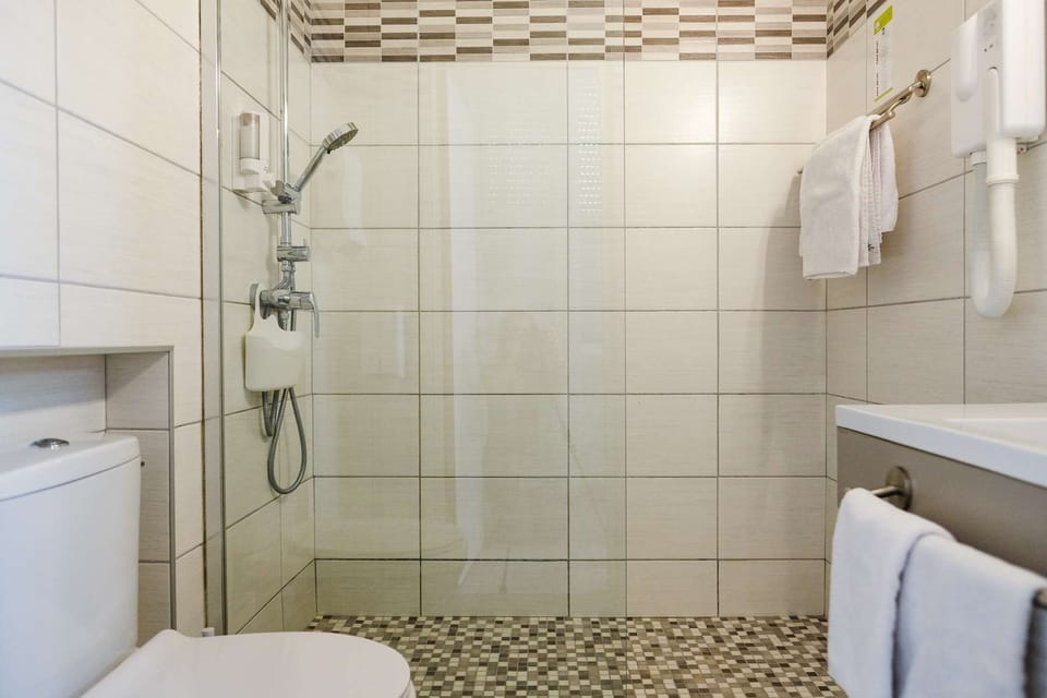 Comfort Double Room | In-room safe, desk, iron/ironing board, free WiFi