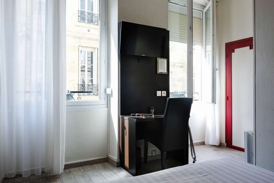 Comfort Double Room | In-room safe, desk, iron/ironing board, free WiFi