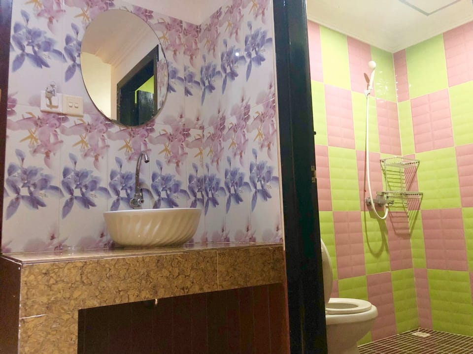 Hydromassage showerhead, bathrobes, slippers, towels