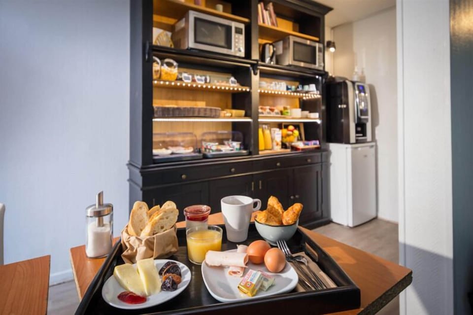 Daily buffet breakfast for a fee