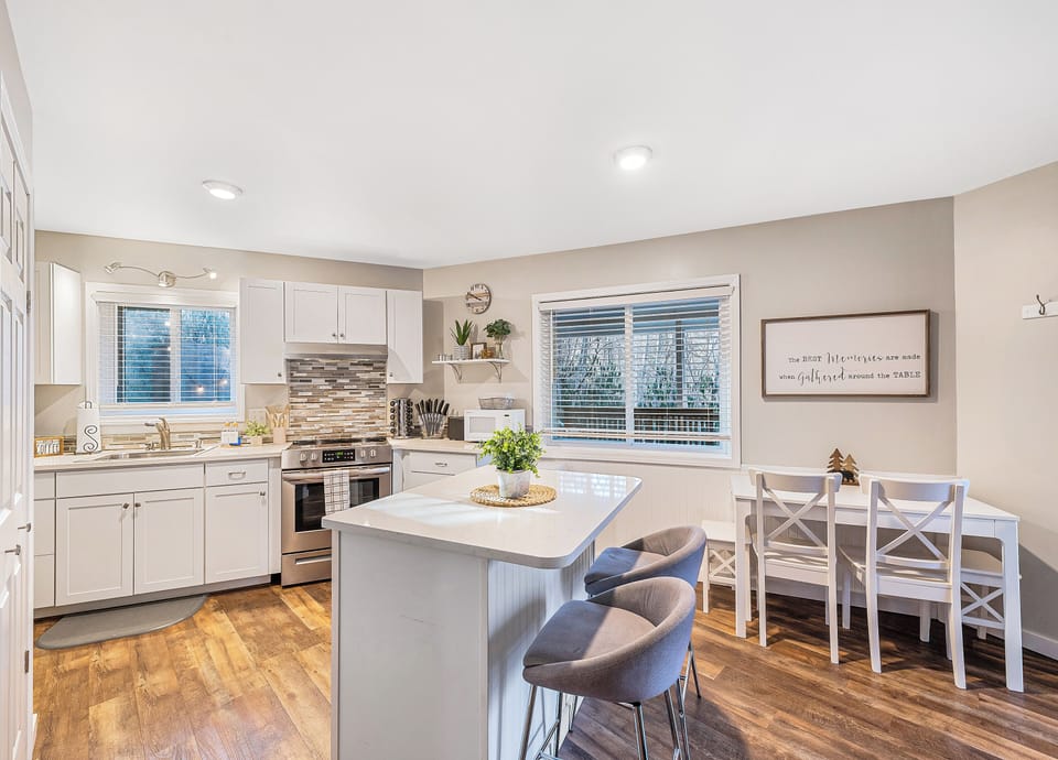 Fully stocked kitchen, new appliances, new kitchen table