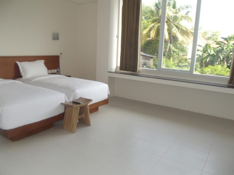 Deluxe Double Room | Desk, bed sheets