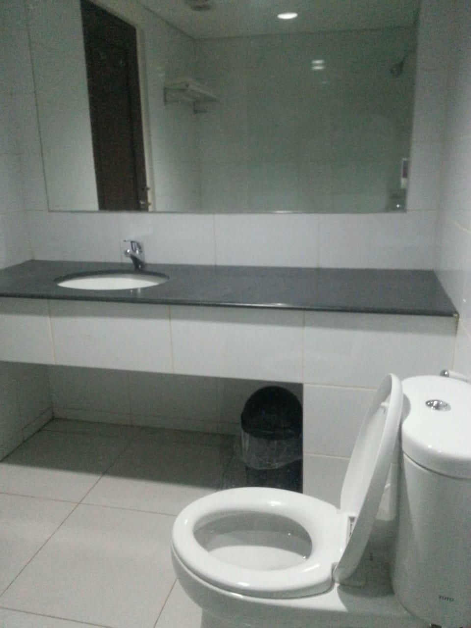 Shower, free toiletries, towels