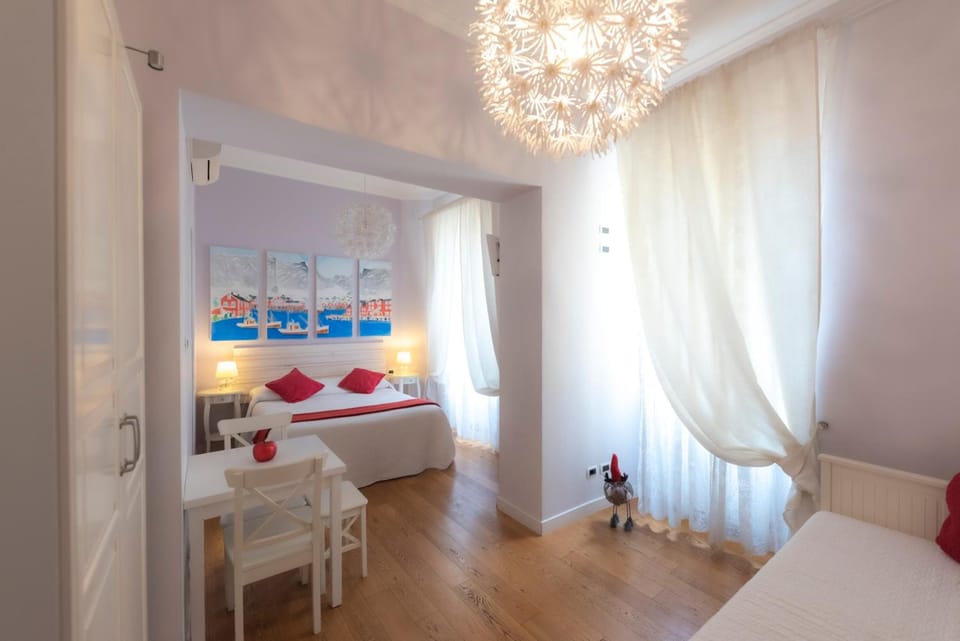 Premium bedding, free minibar, in-room safe, desk