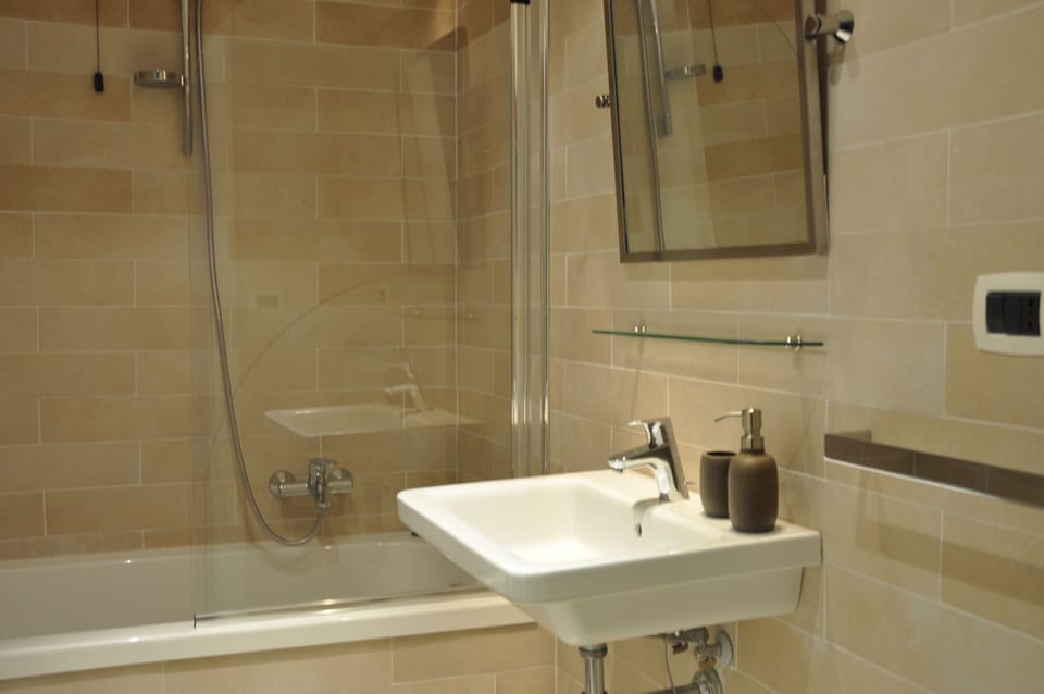 Triple Room | Bathroom | Combined shower/tub, free toiletries, hair dryer, bathrobes