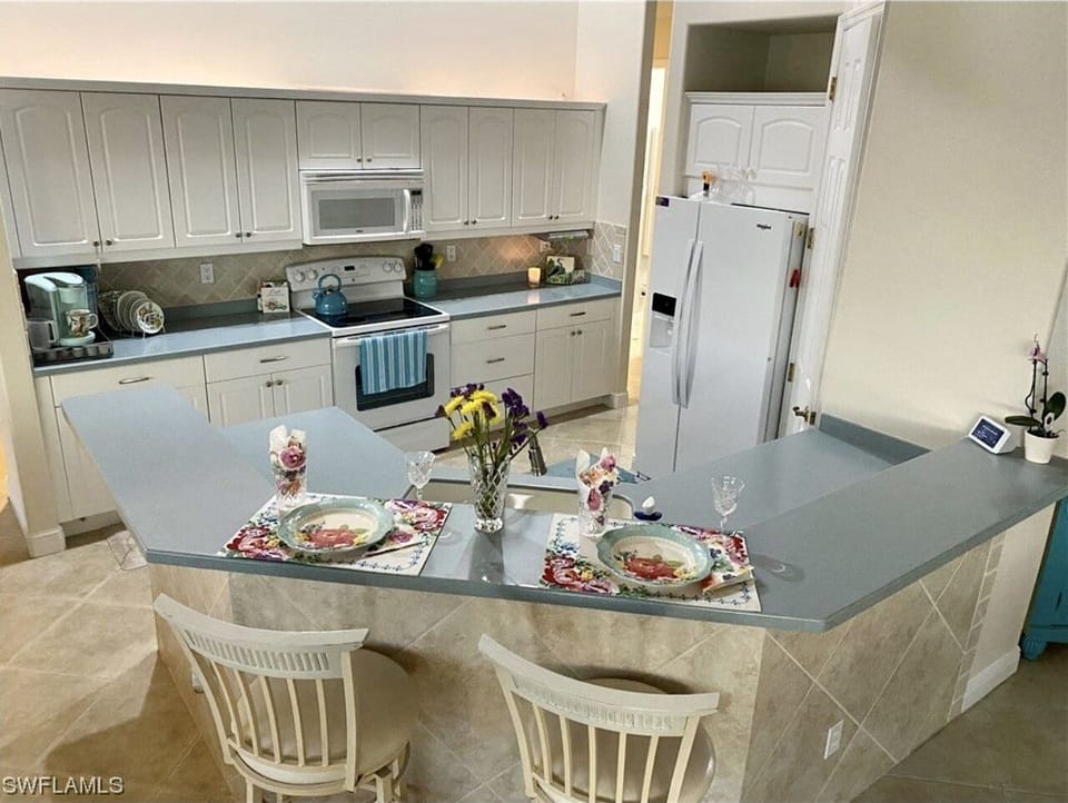 Fully stocked kitchen for all of your cooking needs!