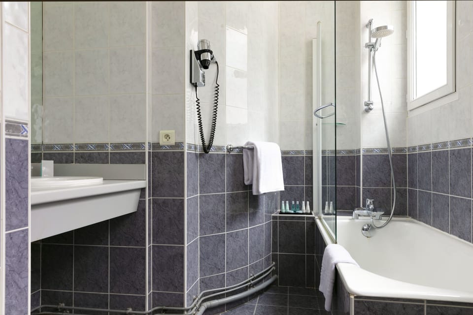 Superior Room | Bathroom | Free toiletries, hair dryer, towels