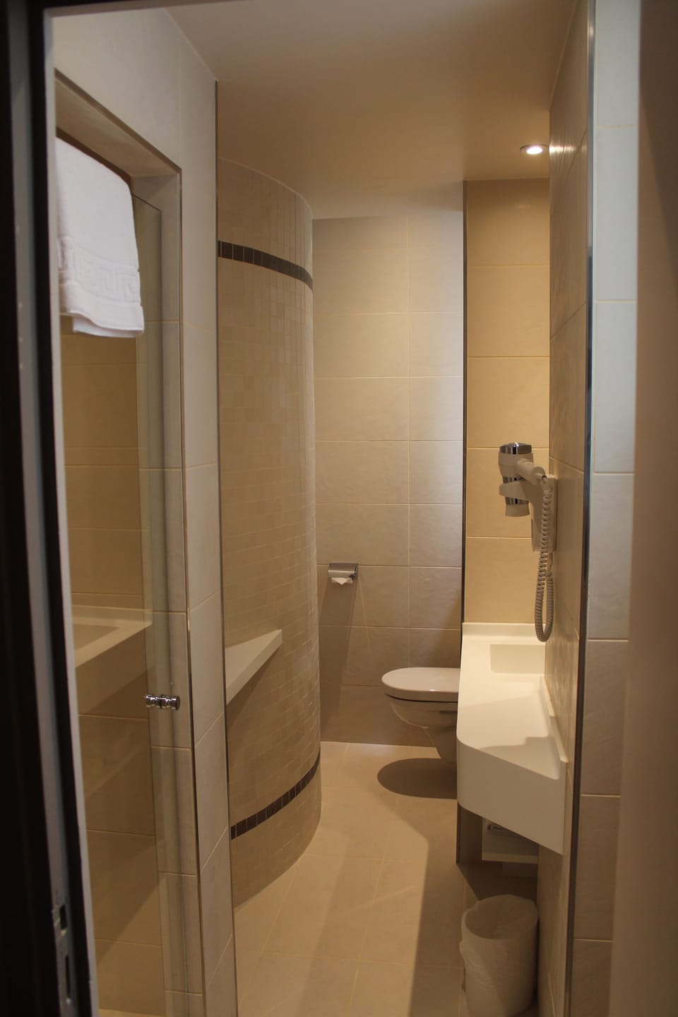 Deluxe Room | Bathroom | Free toiletries, hair dryer, towels