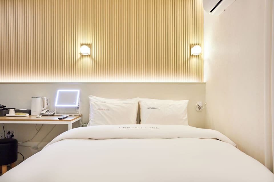 Deluxe Double Room - Laundry & Fridge foods & Netflix + You tube available / 95% down bedding | Egyptian cotton sheets, premium bedding, down comforters