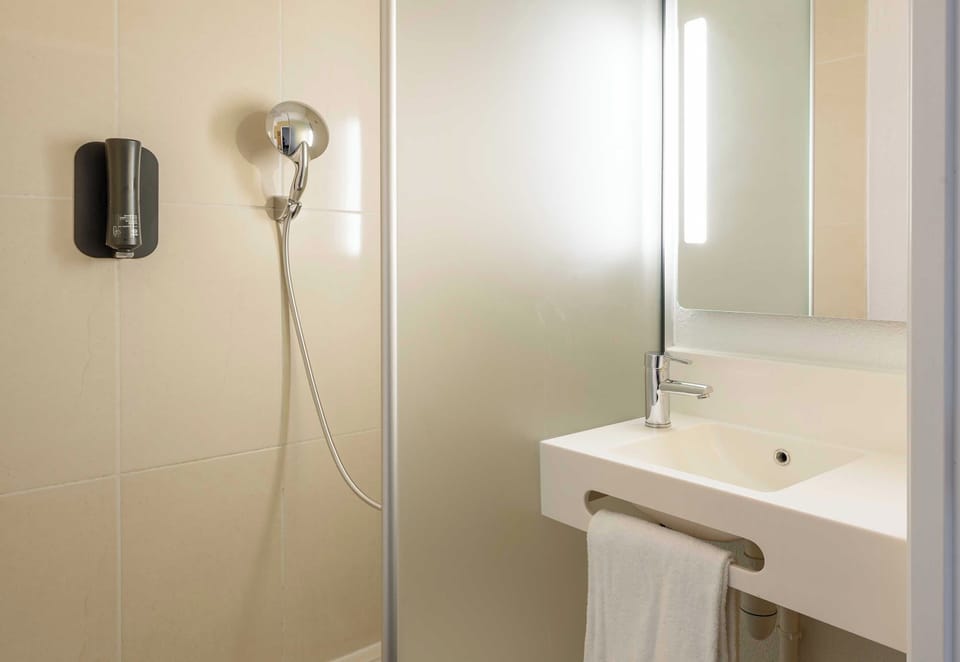 Shower, free toiletries, towels