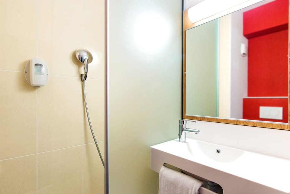 Shower, free toiletries, towels