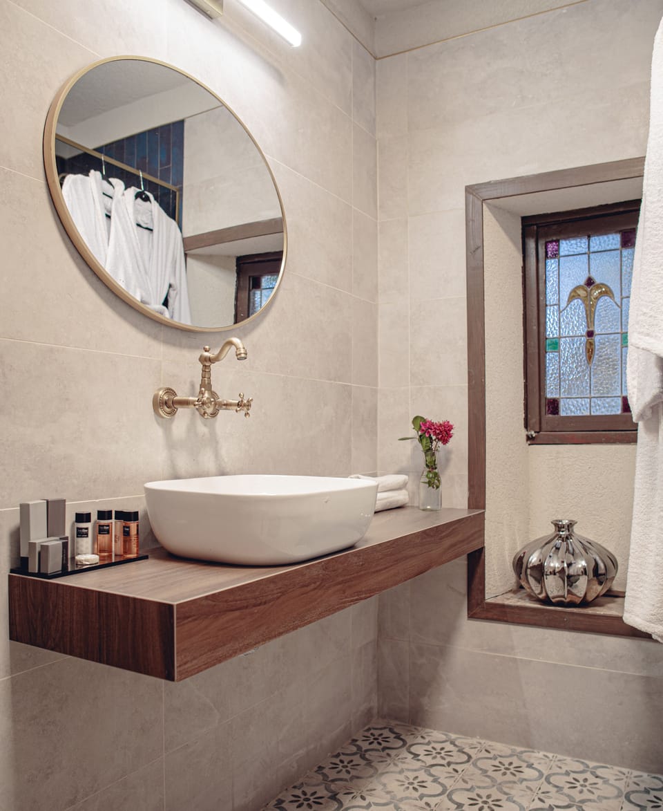 Deluxe Queen Room | Bathroom | Jetted tub, hydromassage showerhead, free toiletries, bathrobes