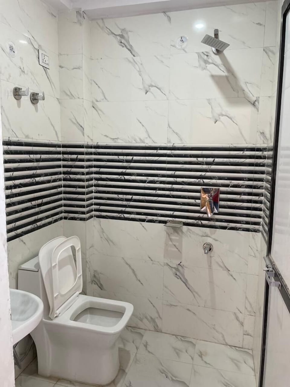 Deluxe Double Room | Bathroom | Shower, slippers, towels, soap