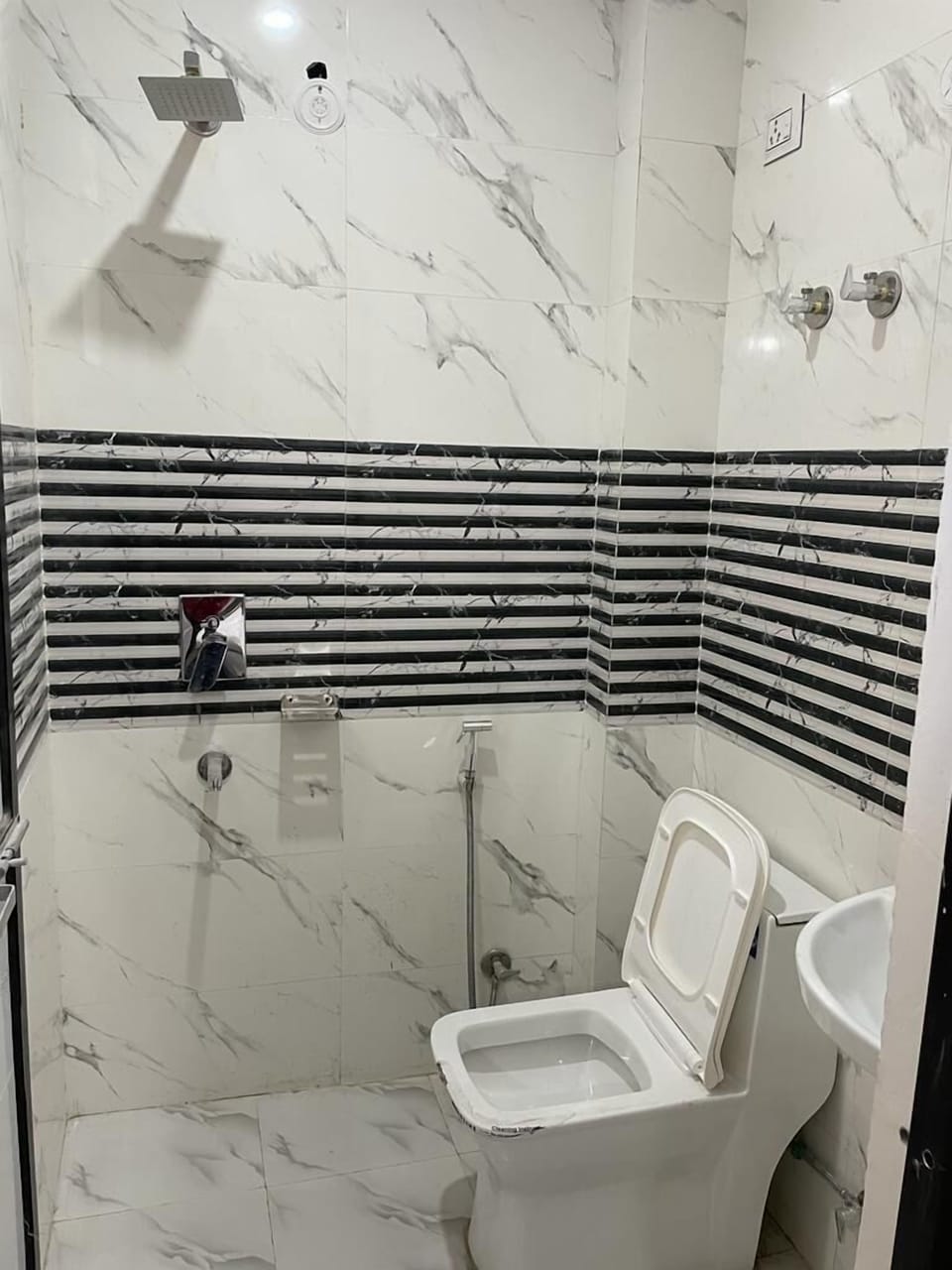 Deluxe Double Room | Bathroom | Shower, slippers, towels, soap