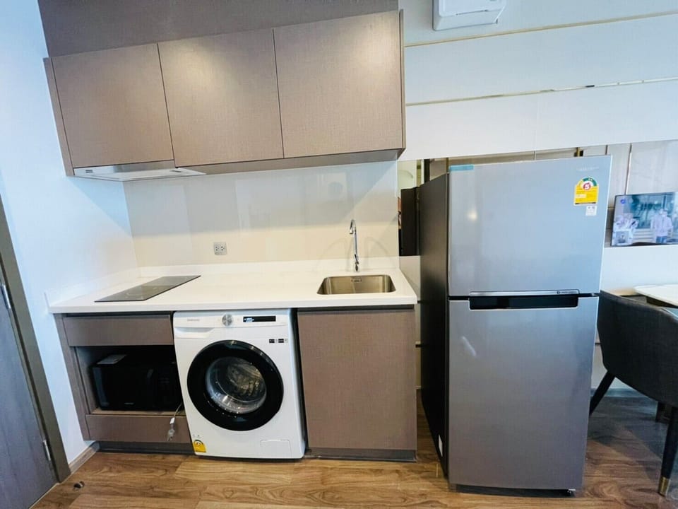Comfort Apartment | Private kitchen | Full-size fridge, microwave, stovetop, cookware/dishes/utensils