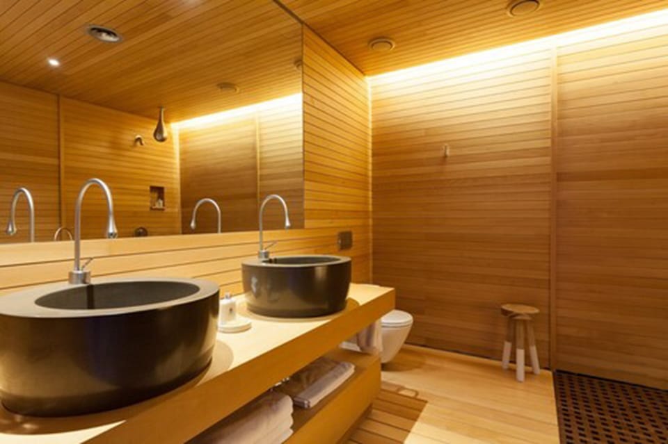 Deep soaking tub, rainfall showerhead, free toiletries