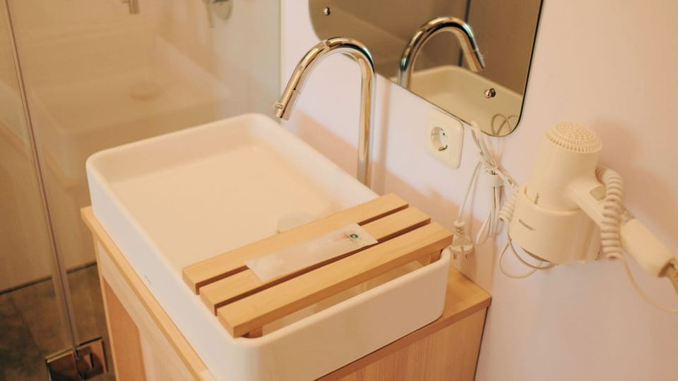 Deluxe Cabin | Bathroom | Shower, hair dryer, towels, soap