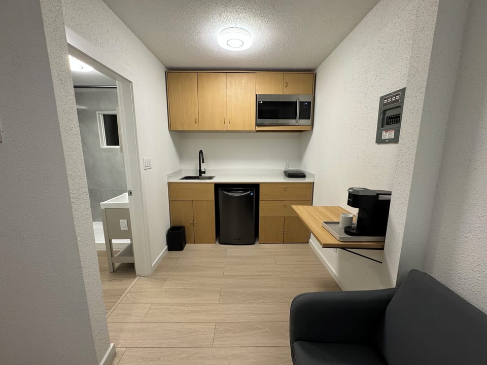 Deluxe Queen Room with Kitchenette | Private kitchenette | Coffee/tea maker