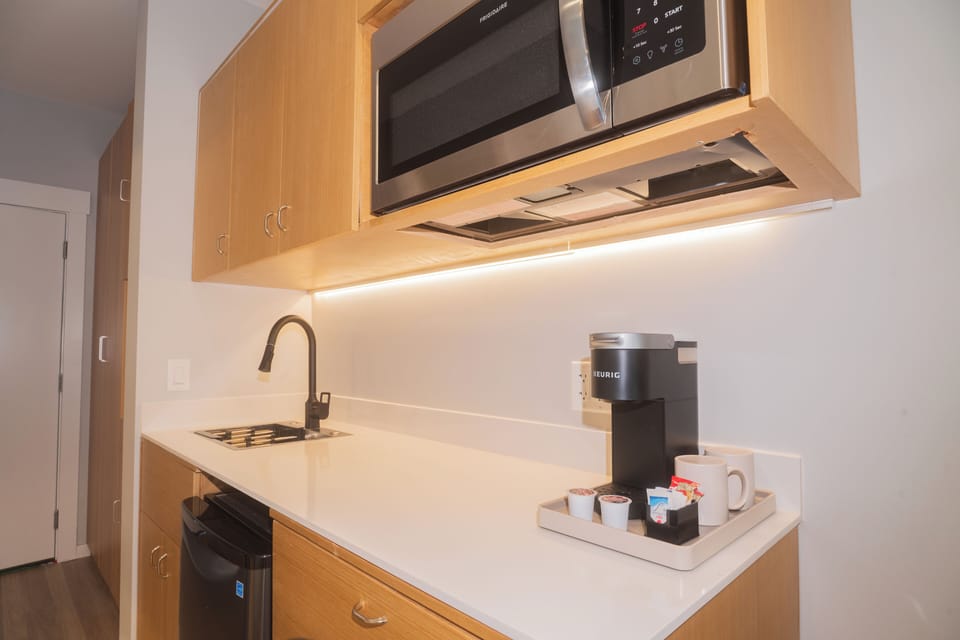 Deluxe Two Queen Bed Room with Kitchenette (Brand New) | Private kitchen | Coffee/tea maker