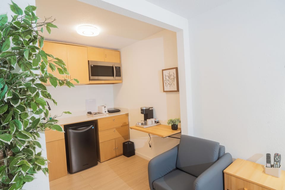 Deluxe Queen Room with Kitchenette | Private kitchen | Coffee/tea maker