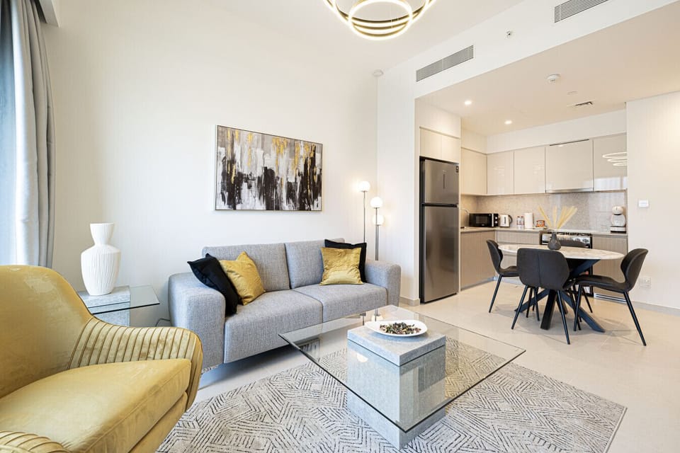 Spacious living, dining and kitchen area
