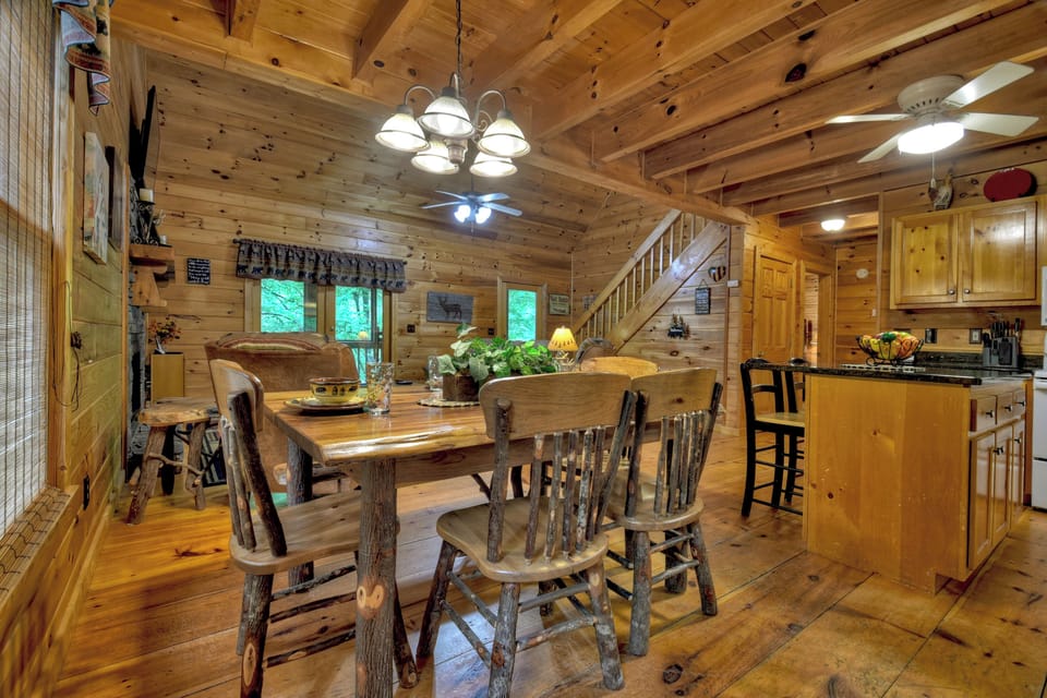 Big open floor plan at the Relaxing River Retreat in the Coosawattee River Resort