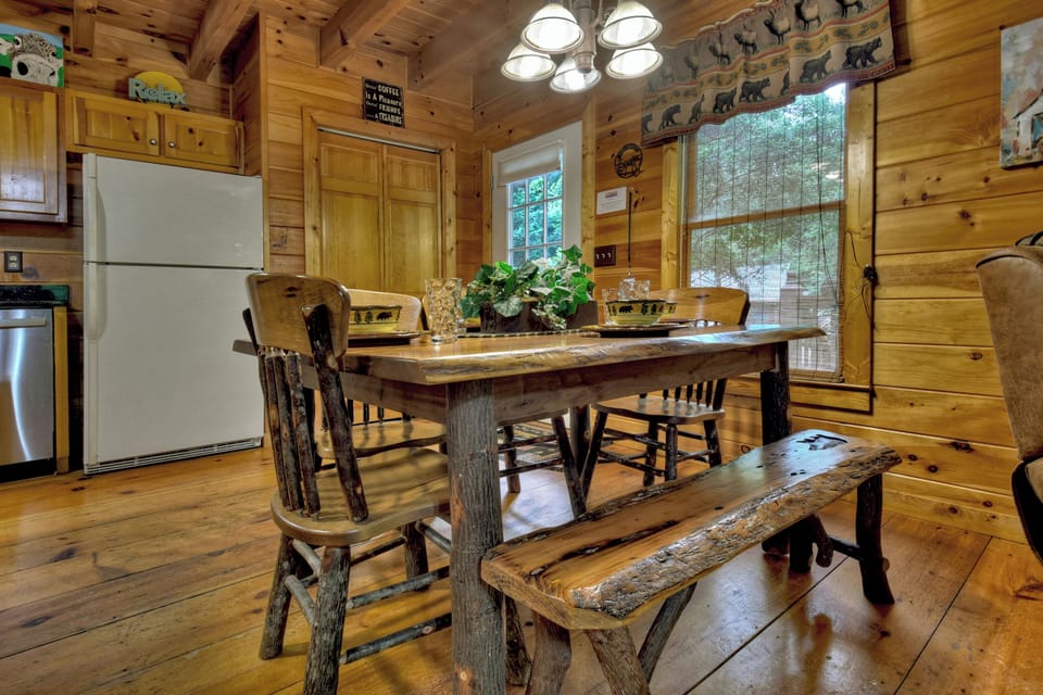 Enjoy some quality time with friends and family at this pet-friendly cabin rental in Ellijay