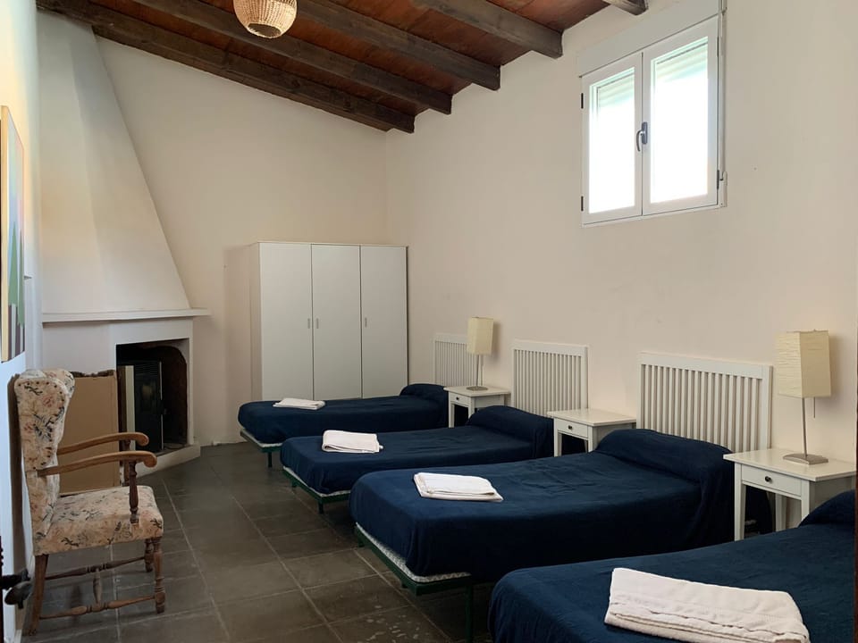 Traditional Cottage | Travel crib, bed sheets
