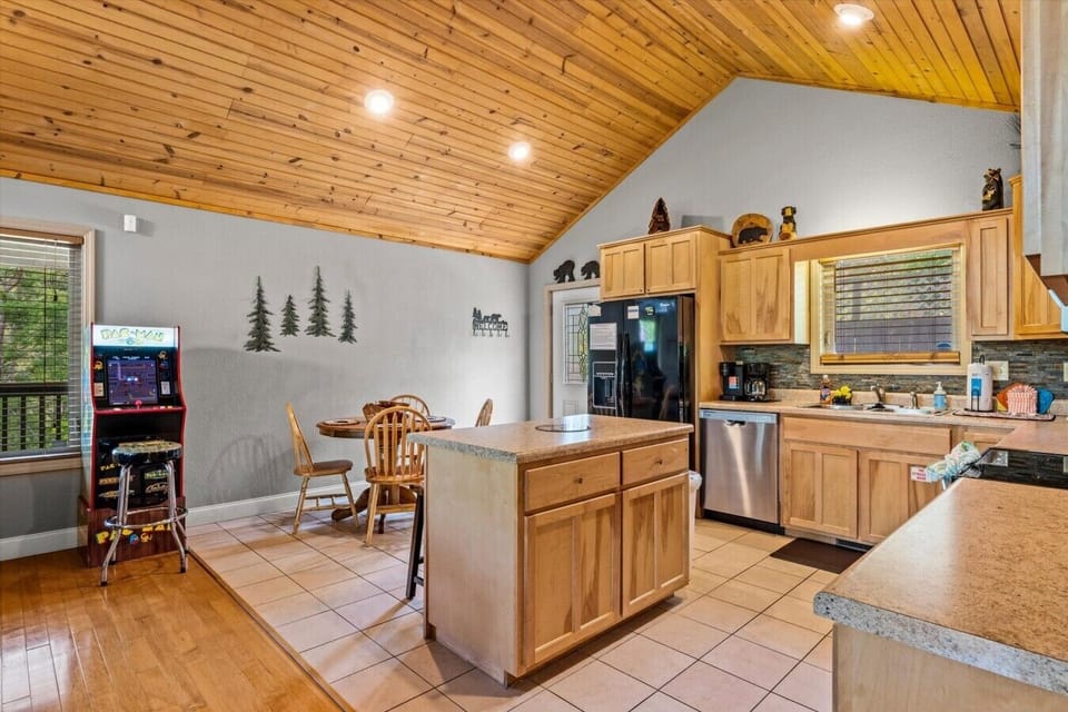 Sevierville-Cabin-Mountain-Sounds-Interior-Kitchen (3)