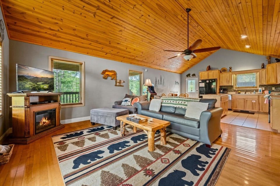 Sevierville-Cabin-Mountain-Sounds-Interior-Living-Room