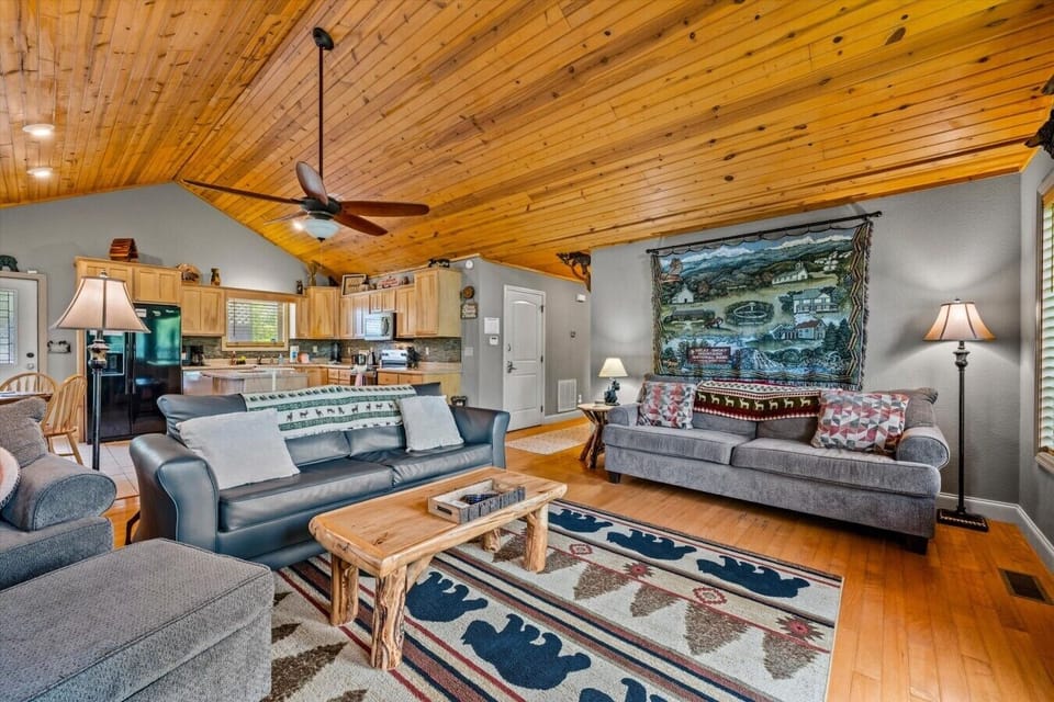 Sevierville-Cabin-Mountain-Sounds-Interior-Living-Room (2)