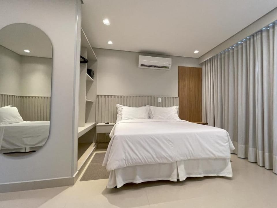 Apartamento Luxo Casal + 1 | Premium bedding, laptop workspace, blackout drapes, free WiFi
