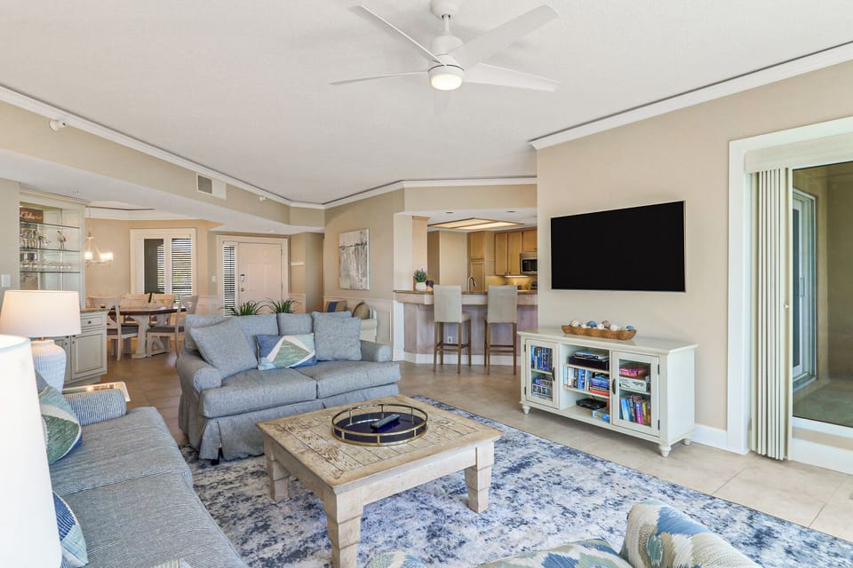2519 Windsor II |  Living Room