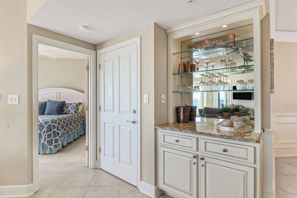 2519 Windsor II | Wet Bar
