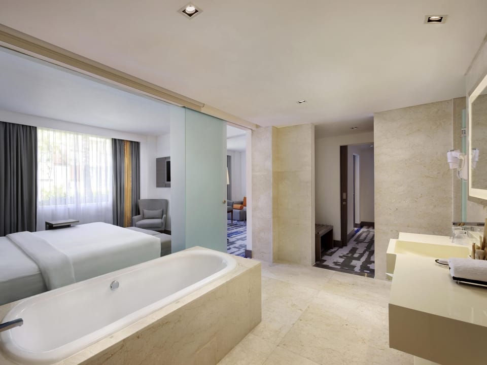 Suite, 1 Double Bed with Sofa bed (Free Access to Premiere Lounge) | Minibar, in-room safe, desk, laptop workspace