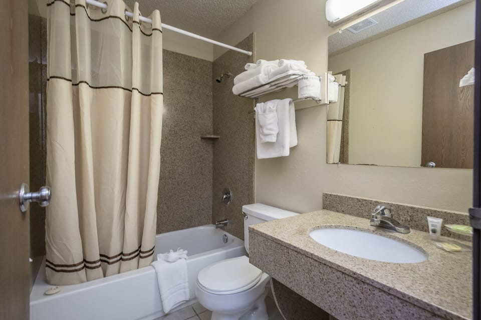 Combined shower/tub, hair dryer, towels