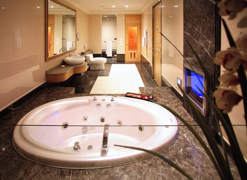 Deluxe room | Jetted tub