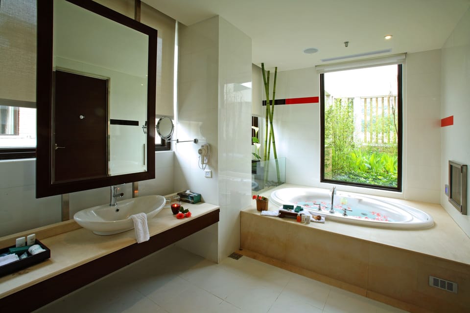 Double-Garden View | Bathroom | Separate tub and shower, jetted tub, hydromassage showerhead