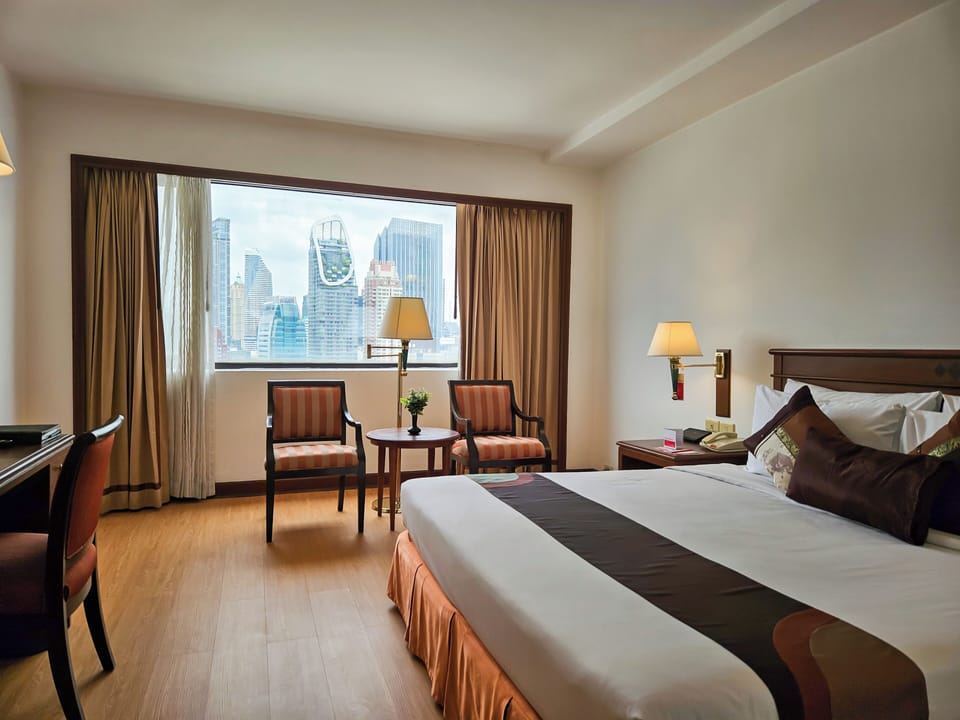 One Bedroom Suite | Minibar, in-room safe, desk, blackout drapes