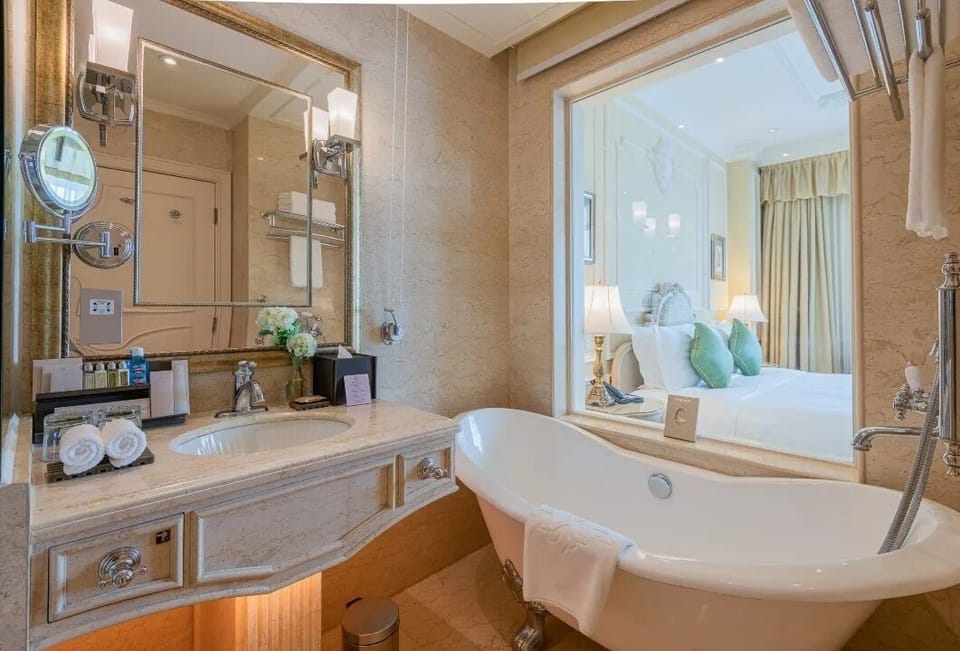 Deluxe Suite, Garden View | Bathroom | Separate tub and shower, rainfall showerhead, eco-friendly toiletries